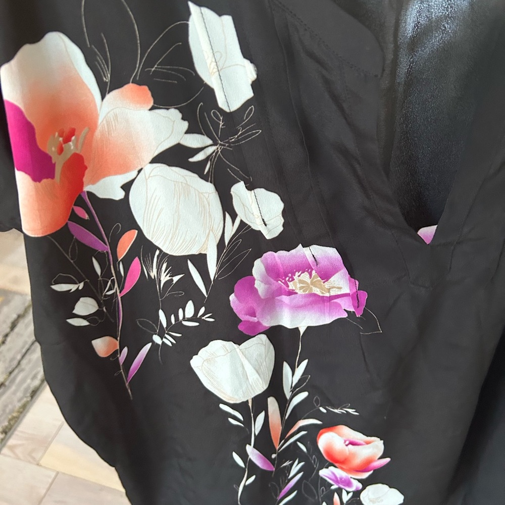 New York and Company short sleeve floral blouse. - Picture 9 of 10